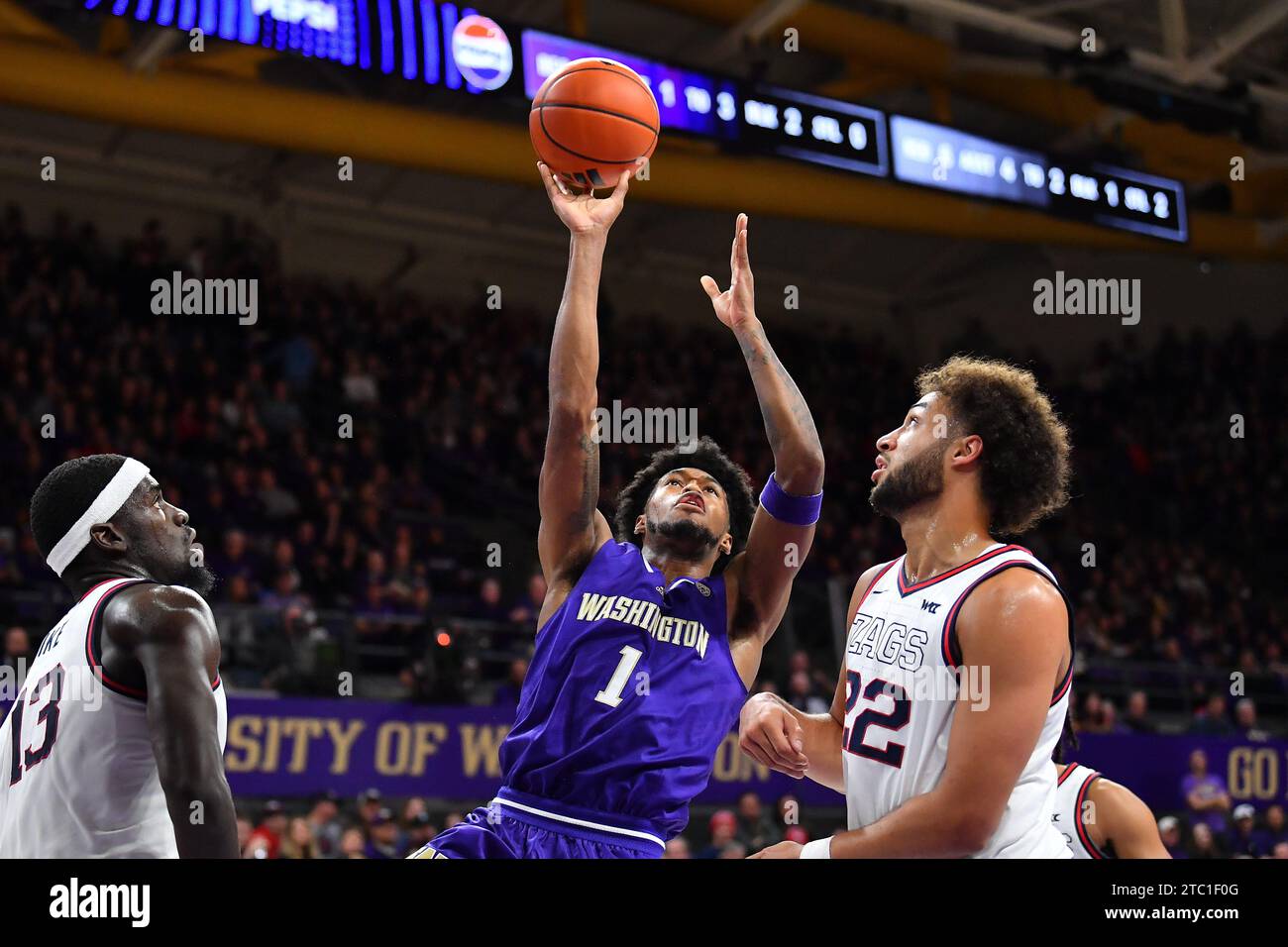 9 dicembre 2023: L'attaccante dei Washington Huskies Keion Brooks Jr. (1) si eleva per un tiro durante la partita di basket NCAA tra i Gonzaga Bulldogs e i Washington Huskies all'HEC Edmundson Pavilion di Seattle, WA. Washington sconfisse Gonzaga 78-73. Steve Faber/CSM (immagine di credito: © Steve Faber/Cal Sport Media) Foto Stock