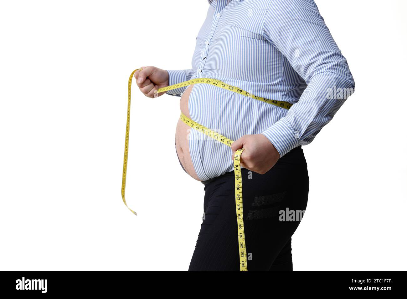 Colpo isolato di uomo obeso che indossa una camicia stretta Foto Stock
