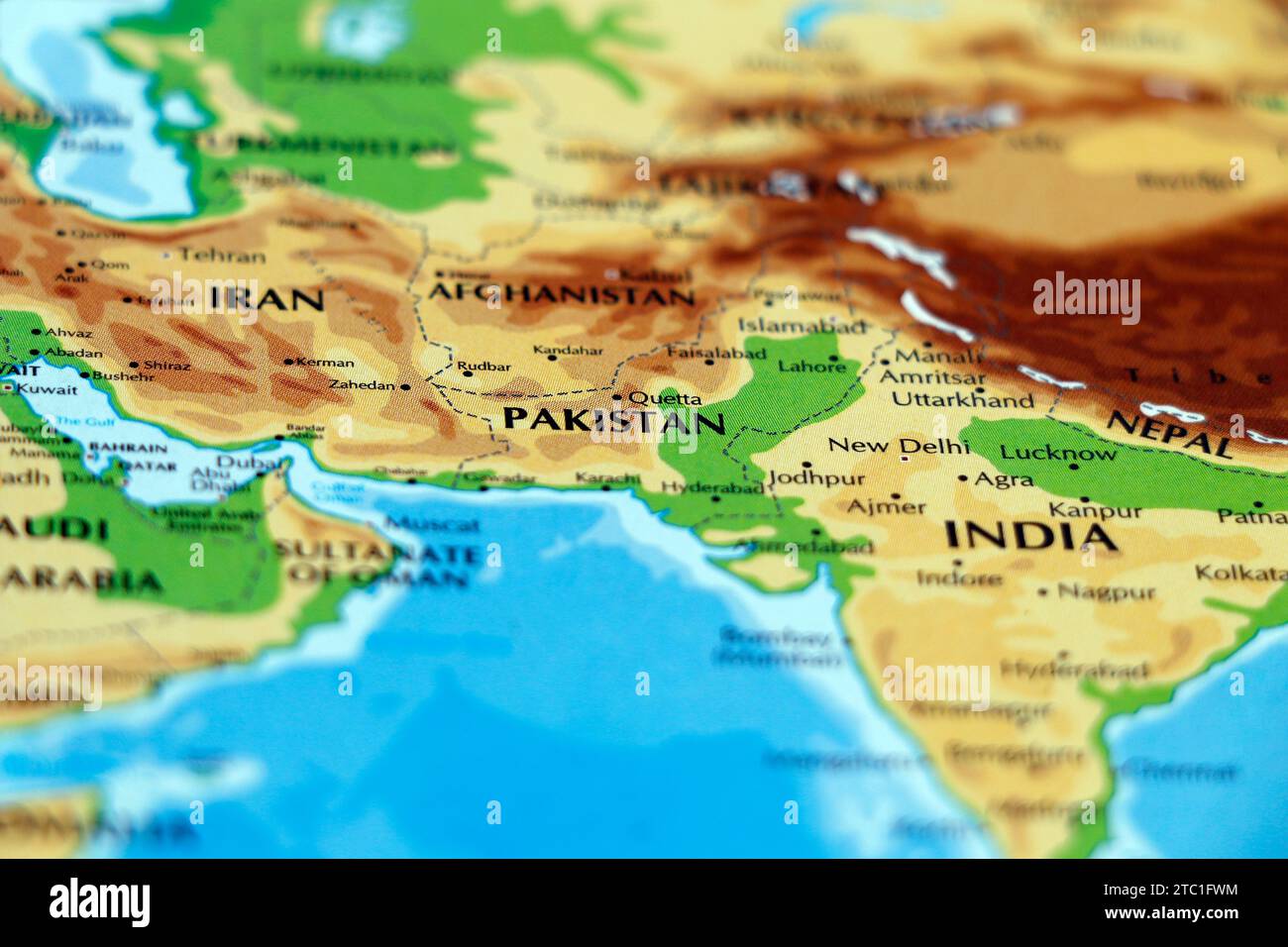 mappa mondiale o atlante del continente asiatico, india, iran, pakistan, afghanistan, teheran, kabul, paesi di islamabad in primo piano Foto Stock