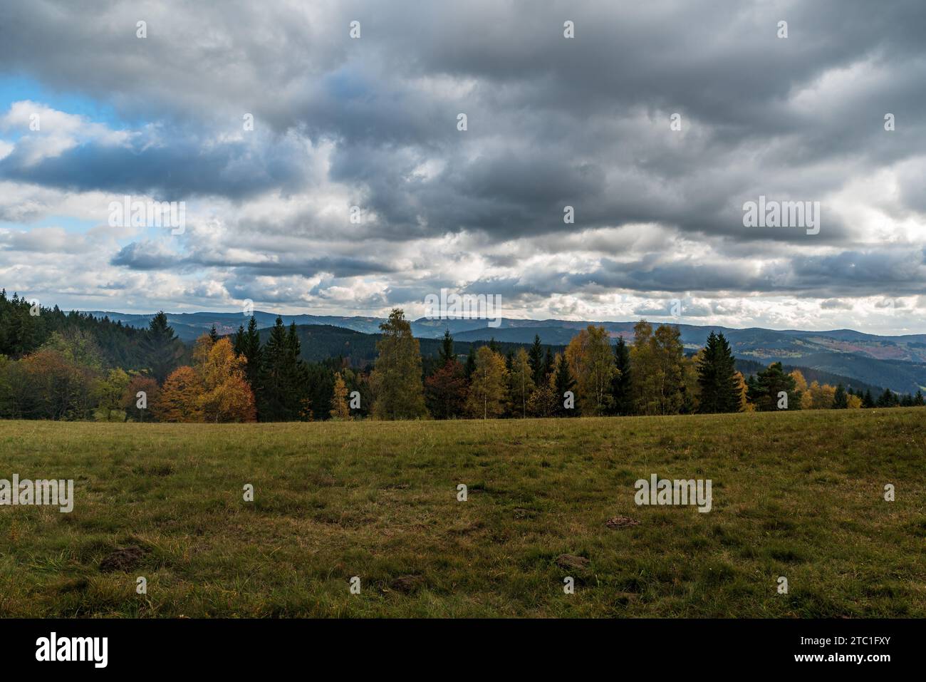 Vista da Benesky nelle vrchy montagne di Vsetinske nella repubblica Ceca durante una giornata autunnale parzialmente nuvolosa Foto Stock