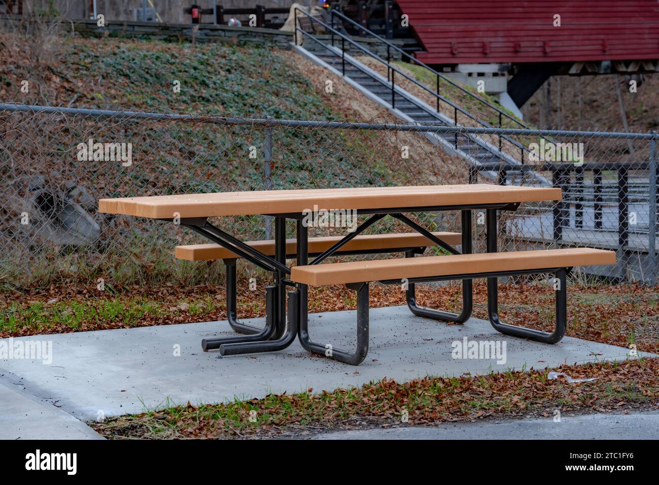 Tavolo da picnic accessibile con sedia a rotelle e con superficie in cemento. Foto Stock