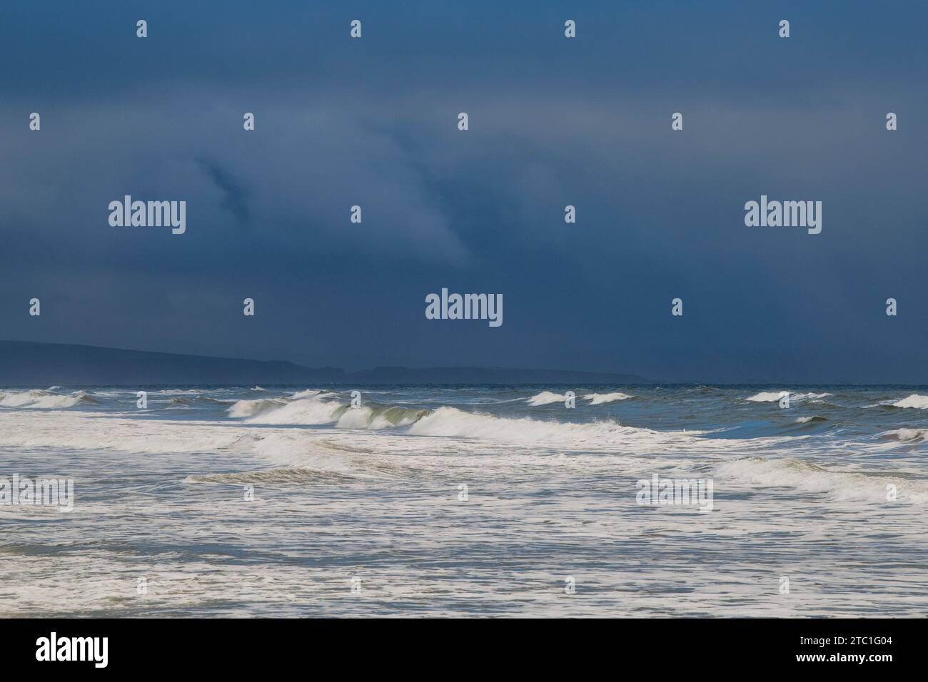Onde ondulate e cieli scuri dalla spiaggia di Findhorn. Findhorn, Morayshire, Scozia Foto Stock