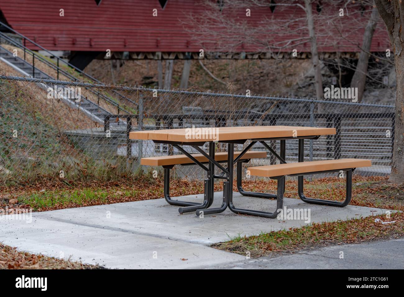 Tavolo da picnic accessibile con sedia a rotelle e con superficie in cemento. Foto Stock