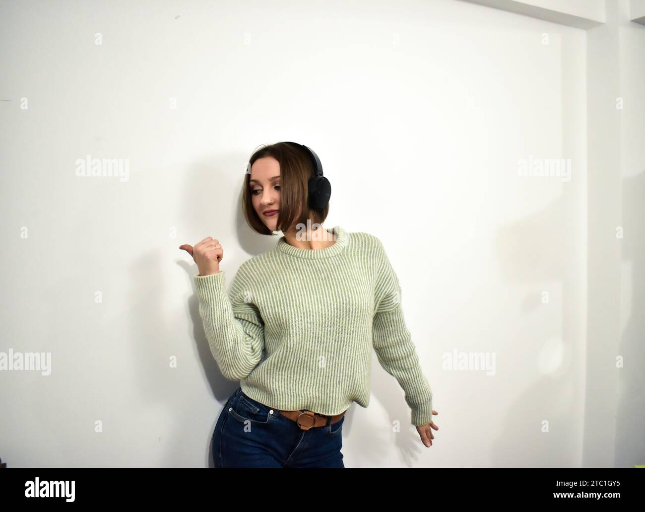 Un ritratto di una giovane donna caucasica in cuffia. Foto Stock
