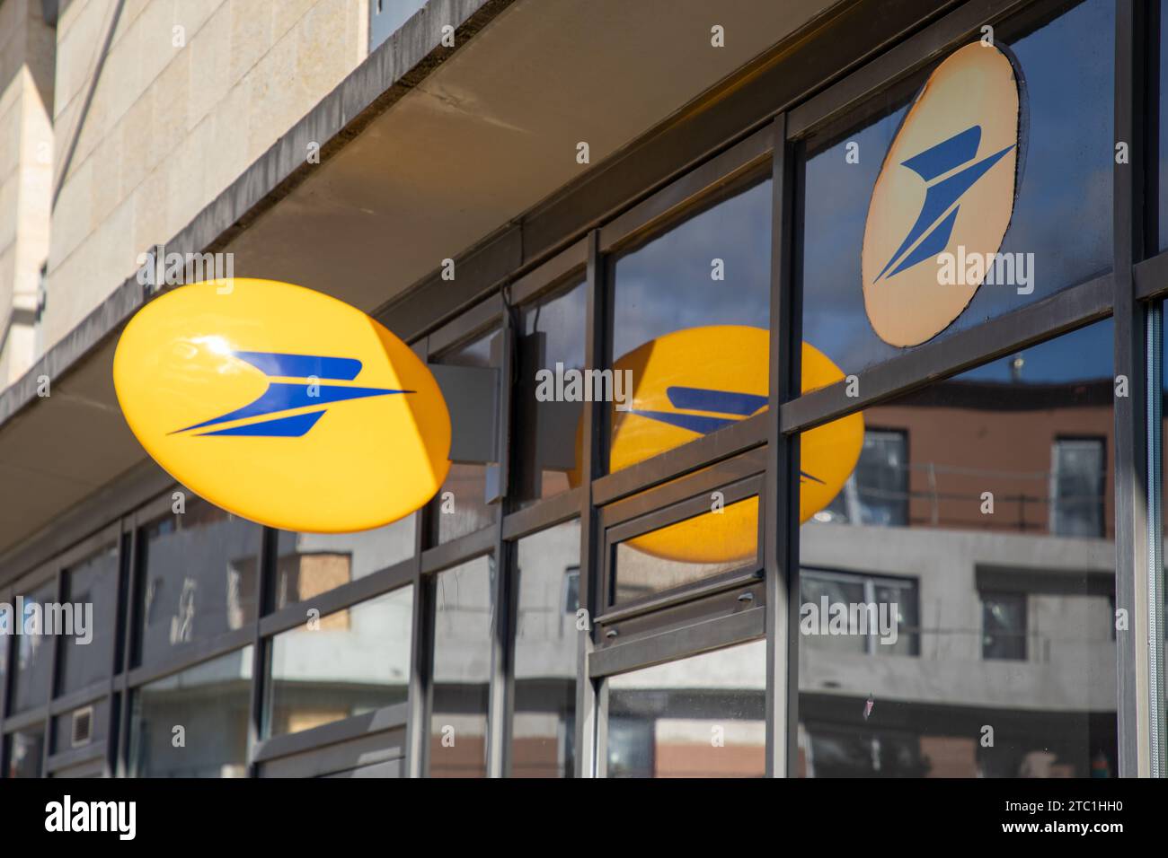 Bordeaux , Francia - 11 29 2023 : il cartello la poste la facciata del marchio testo giallo logo della facciata dell'ufficio banca dell'agenzia postale francese Foto Stock