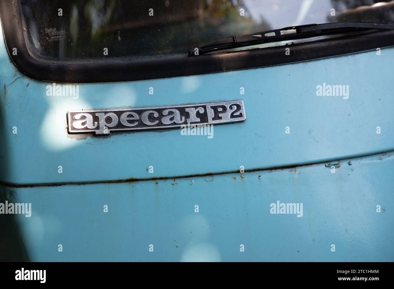 Bordeaux , Francia - 12 04 2023 : testo del marchio Ape Car p2 e logo logo apecar blu per veicoli commerciali leggeri a tre ruote Foto Stock
