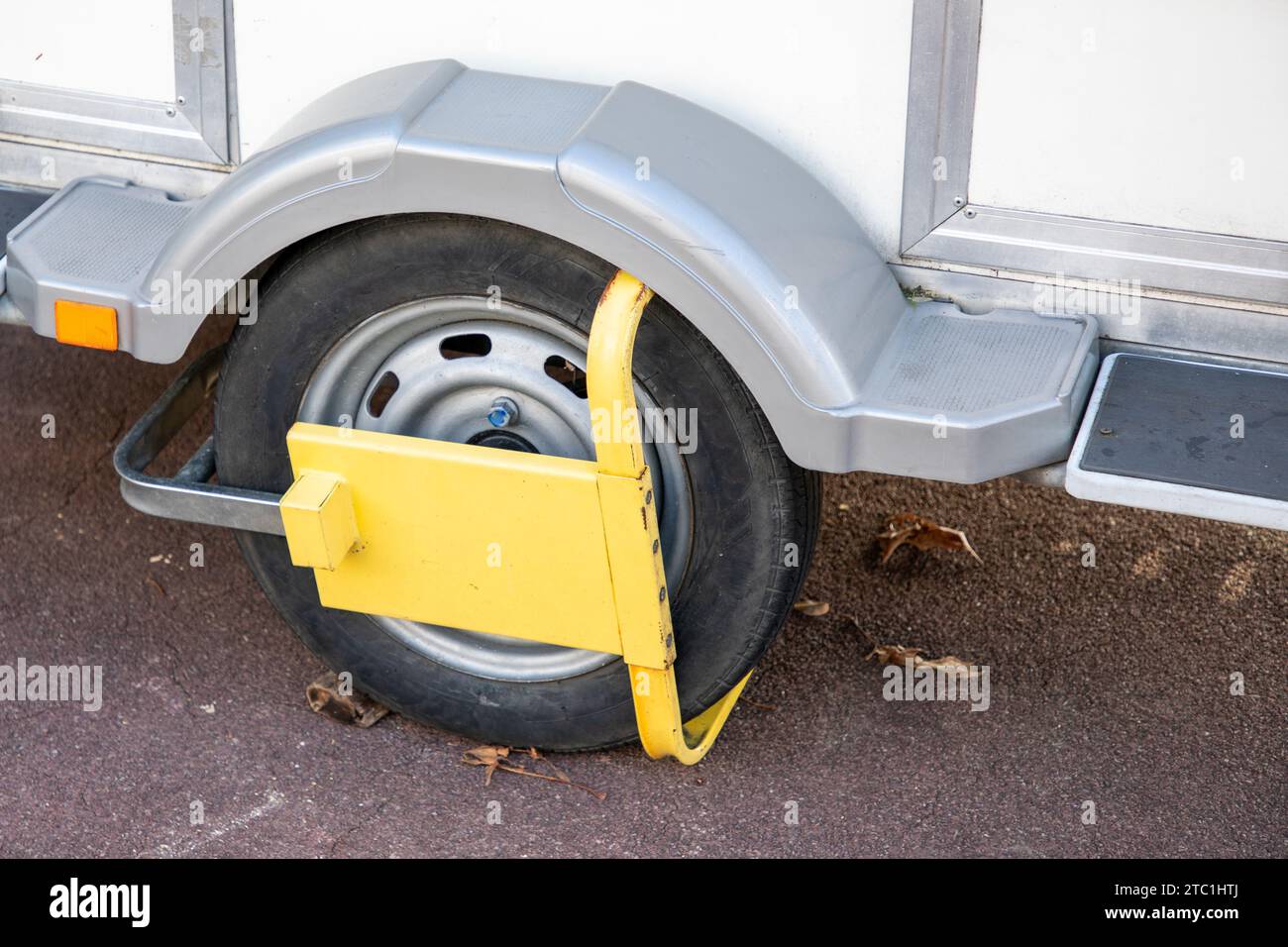 Blocco ruota per sistema antifurto di protezione del rimorchio contro il furto del rimorchio dell'automobile bloccando la rotazione della ruota Foto Stock