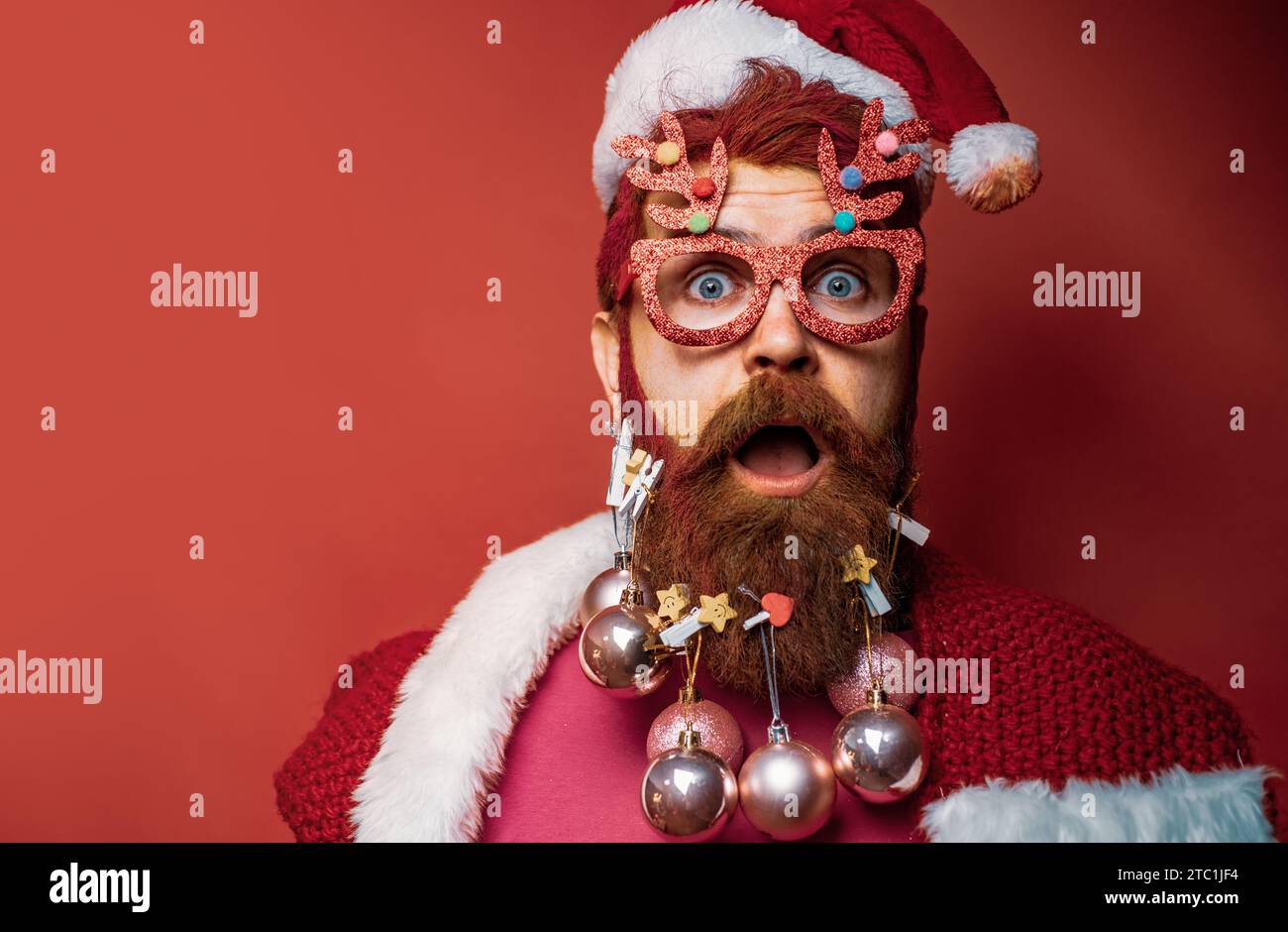 Barbiere di Natale o Capodanno. Gente buffa a natale. Babbo natale - hipster barbato. Foto Stock