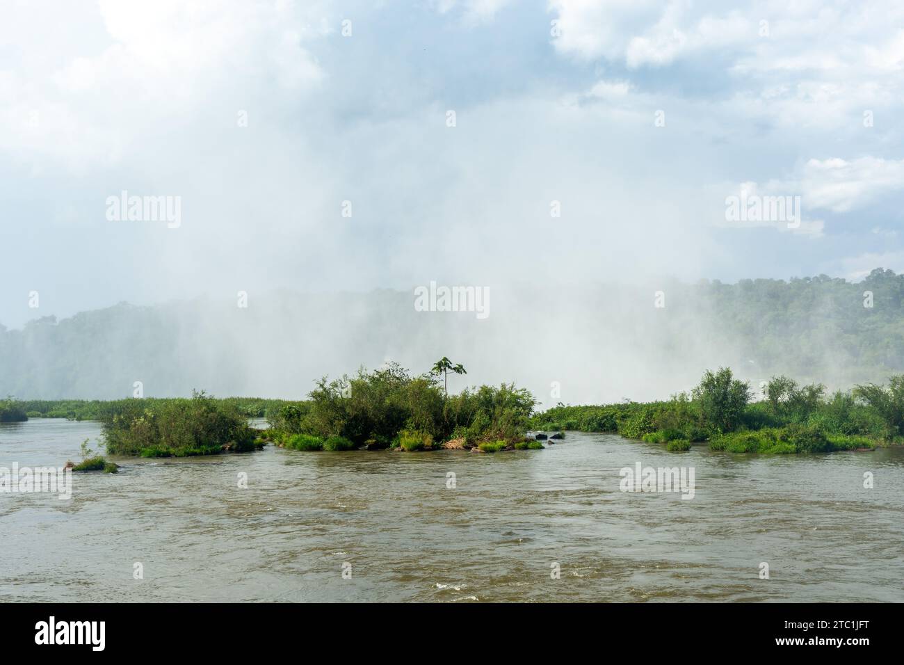 spruzzi d'acqua sopra la gola del diavolo, la parte più alta e profonda del parco nazionale delle cascate dell'iguazú. argentina. sud america Foto Stock