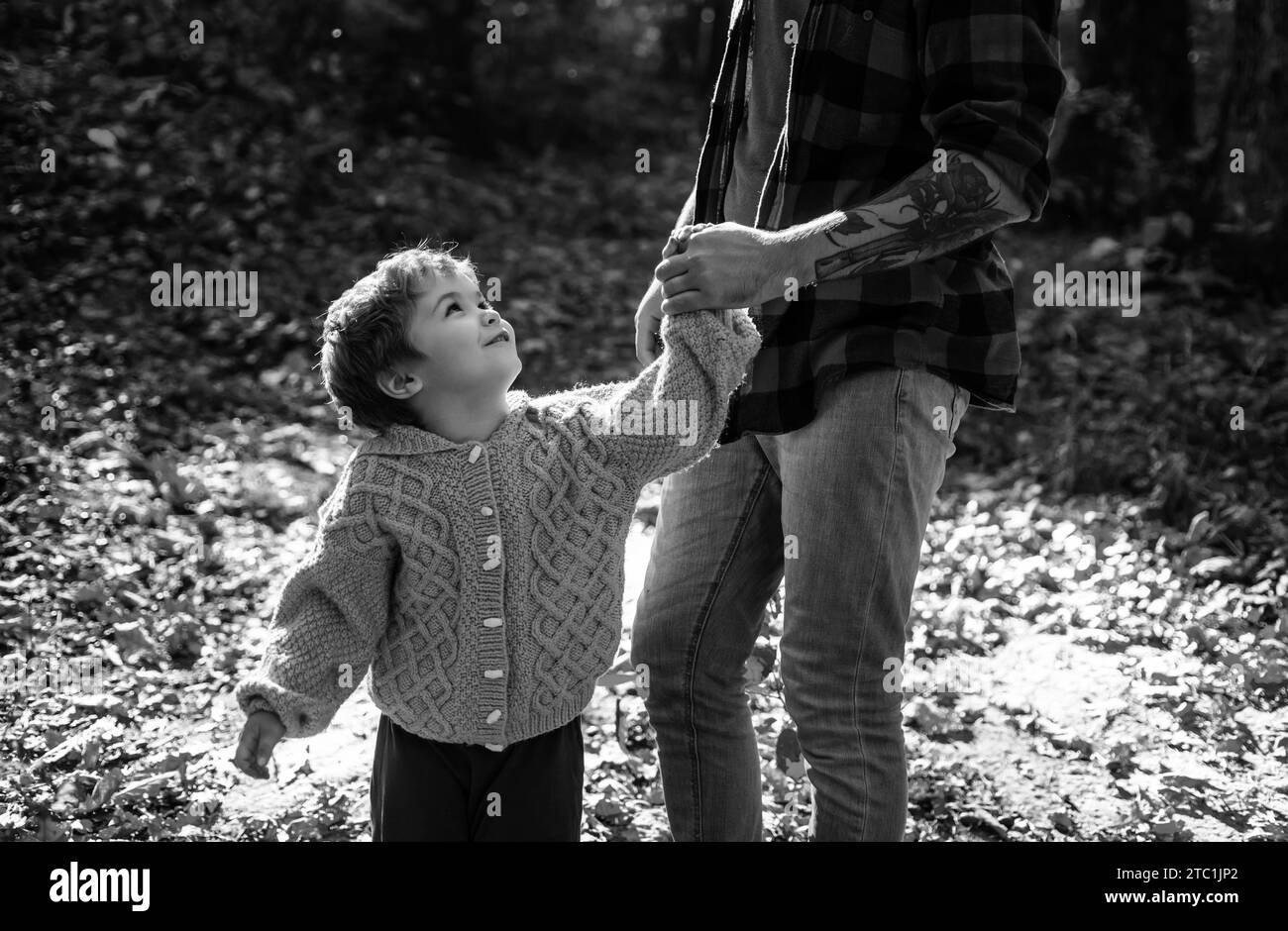 Supporto genitori. Aiuta i bambini a esplorare il mondo. Papa' tiene la mano di un bambino. Padre Manly che sta crescendo il bambino. Tempo in famiglia. Fiducia e supporto. Sentimento Foto Stock