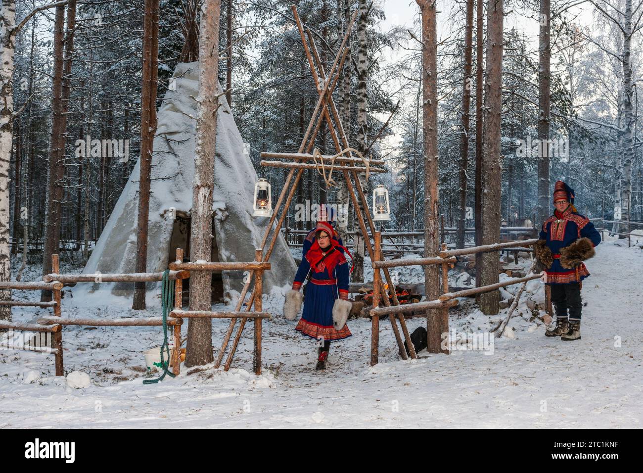 Rovaniemi, Finlandia - 28 novembre 2010: Due Sami vicino al loro "lavvu", una dimora temporanea simile a un tipo di nativi americani. Foto Stock