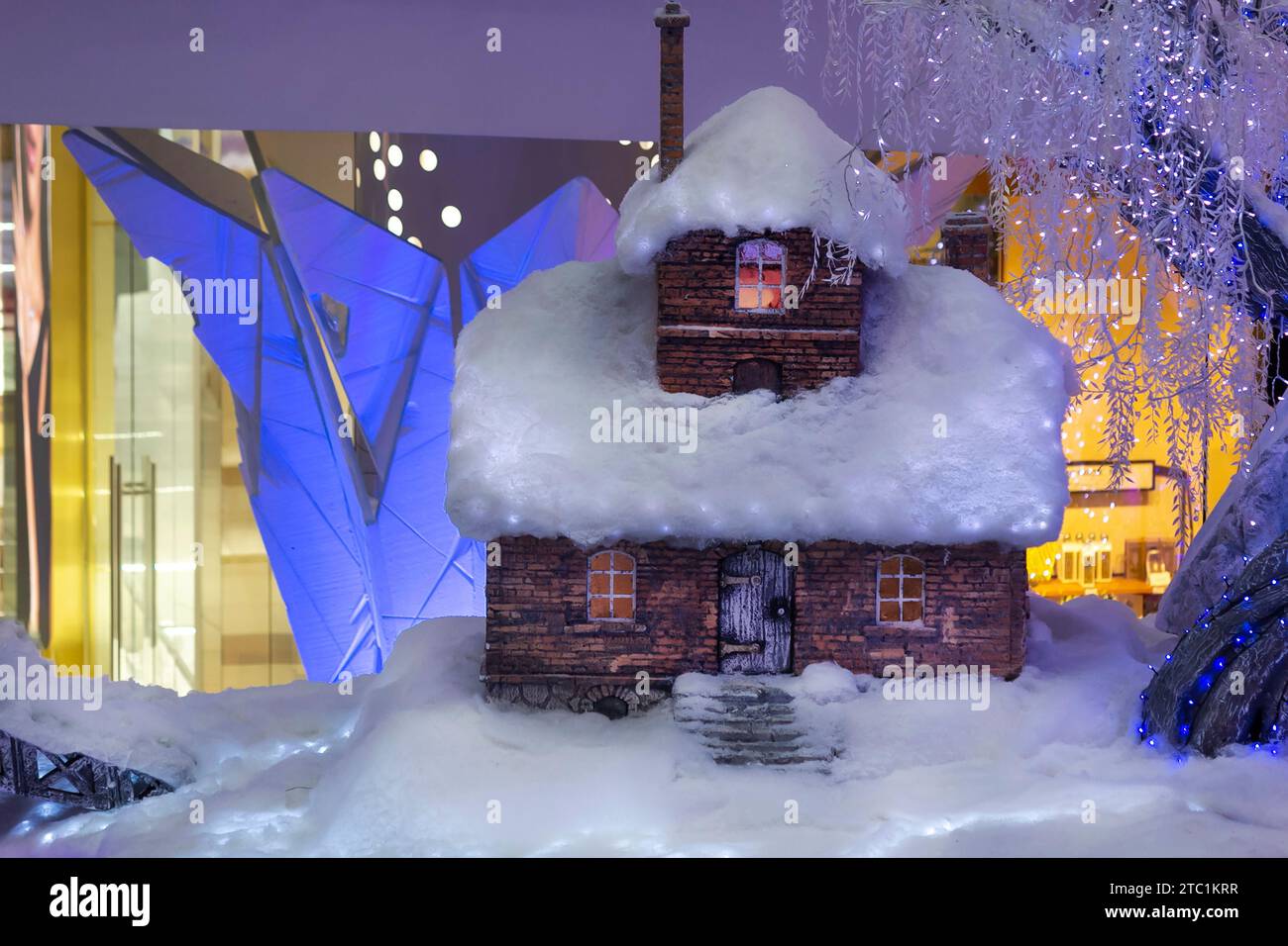 Biglietto di Natale. Villaggio di Natale, casa, albero. Sfondo natalizio di Capodanno con fiocchi di neve. Foto Stock