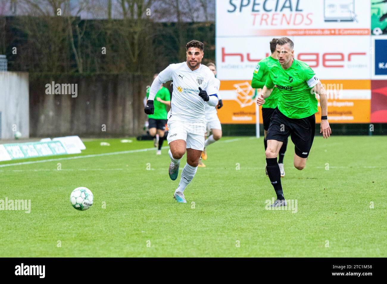 Rödinghausen, Deutschland 09. Dicembre 2023: Regionalliga West - 2023/2024 - SV Rödinghausen vs. 1 FC. Bocholt Im Bild: v. li. im Zweikampf Malek Fakhro (Bocholt) und Daniel Flottmann (Rödinghausen). Foto Stock