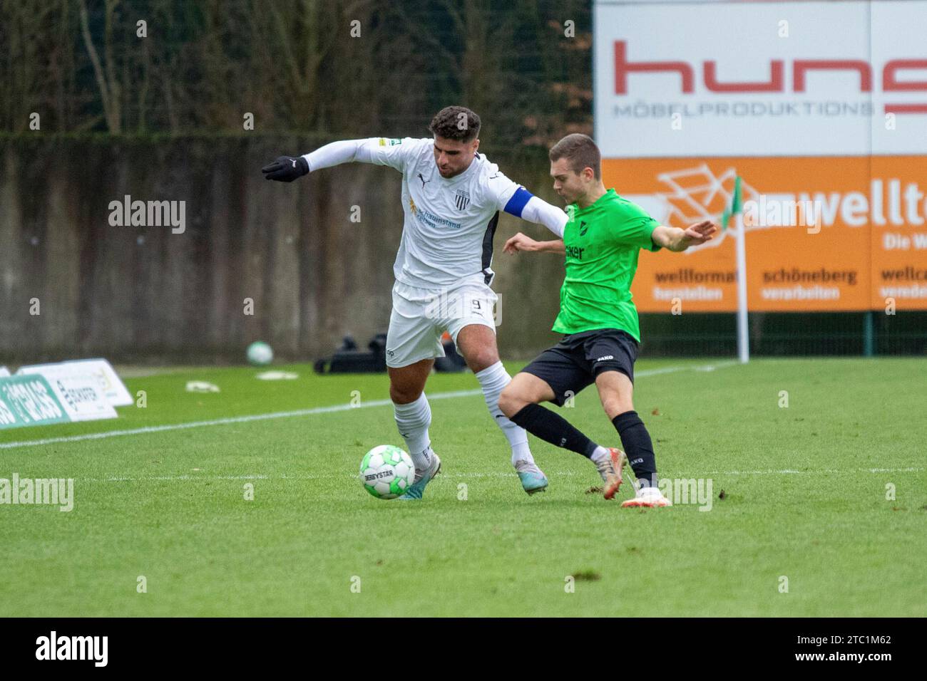 Rödinghausen, Deutschland 09. Dicembre 2023: Regionalliga West - 2023/2024 - SV Rödinghausen vs. 1 FC. Bocholt Im Bild: v. li. im Zweikampf Malek Fakhro (Bocholt) e Luca Horn (Rödinghausen) Foto Stock