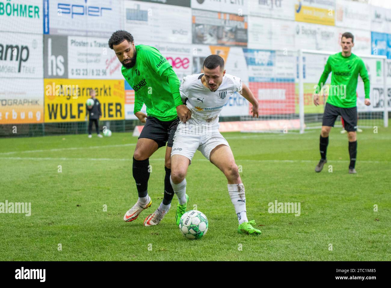 Rödinghausen, Deutschland 09. Dicembre 2023: Regionalliga West - 2023/2024 - SV Rödinghausen vs. 1 FC. Bocholt Im Bild: v. li. im Zweikampf Leon Tia (Rödinghausen) e Marvin Lorch (Bocholt) Foto Stock