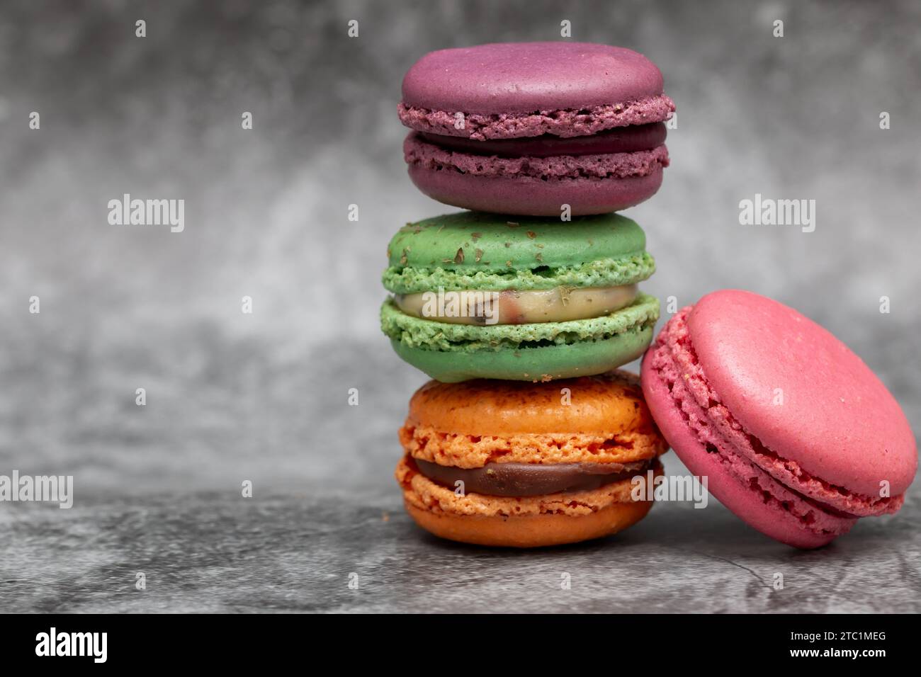 Biscotti macaron colorati pronti per essere serviti Foto Stock