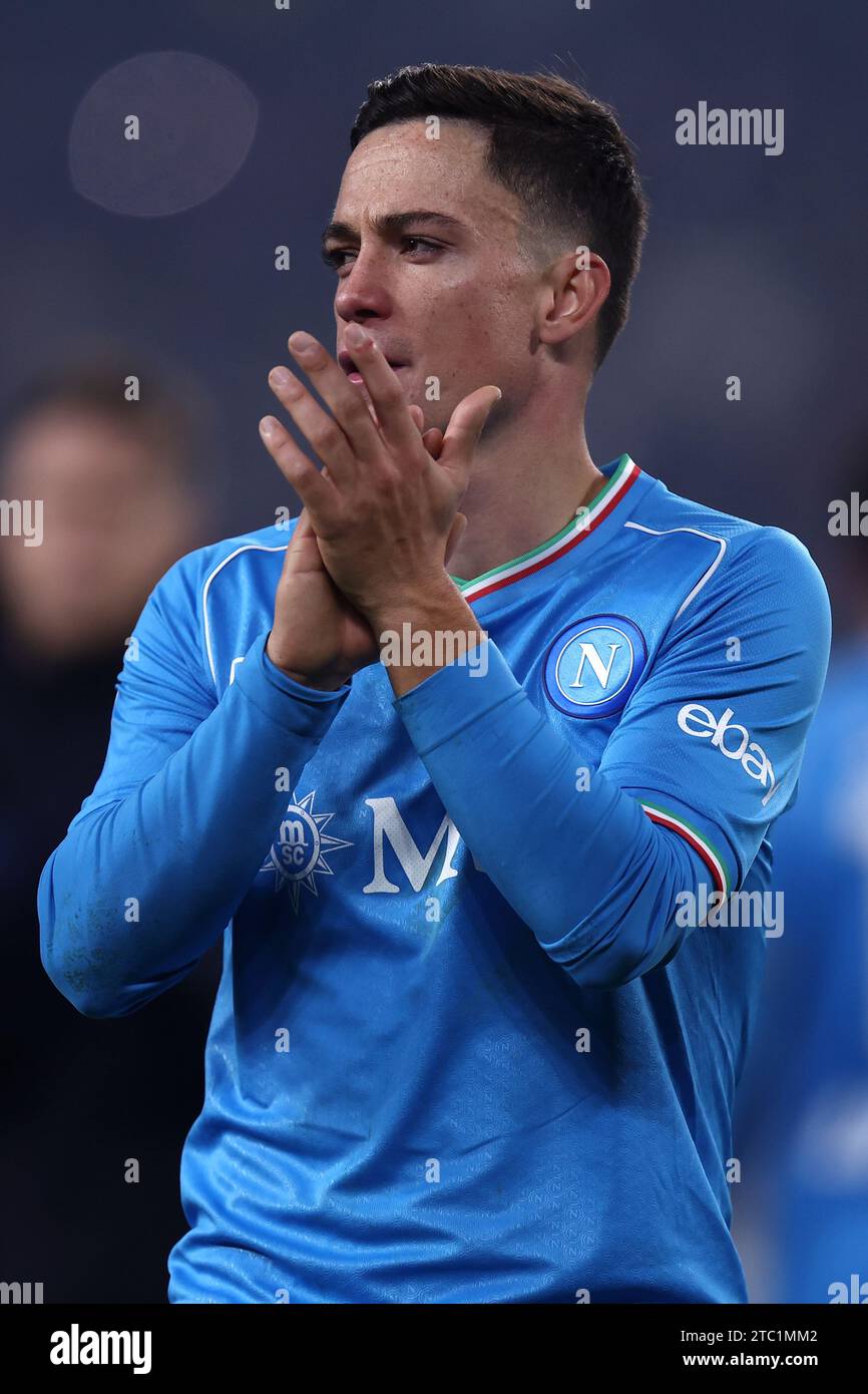 Giacomo Raspadori della SSC Napoli saluta i tifosi durante la partita di serie A tra Juventus FC e SSC Napoli allo Stadio Allianz l'8 dicembre 2023 a Torino. Foto Stock