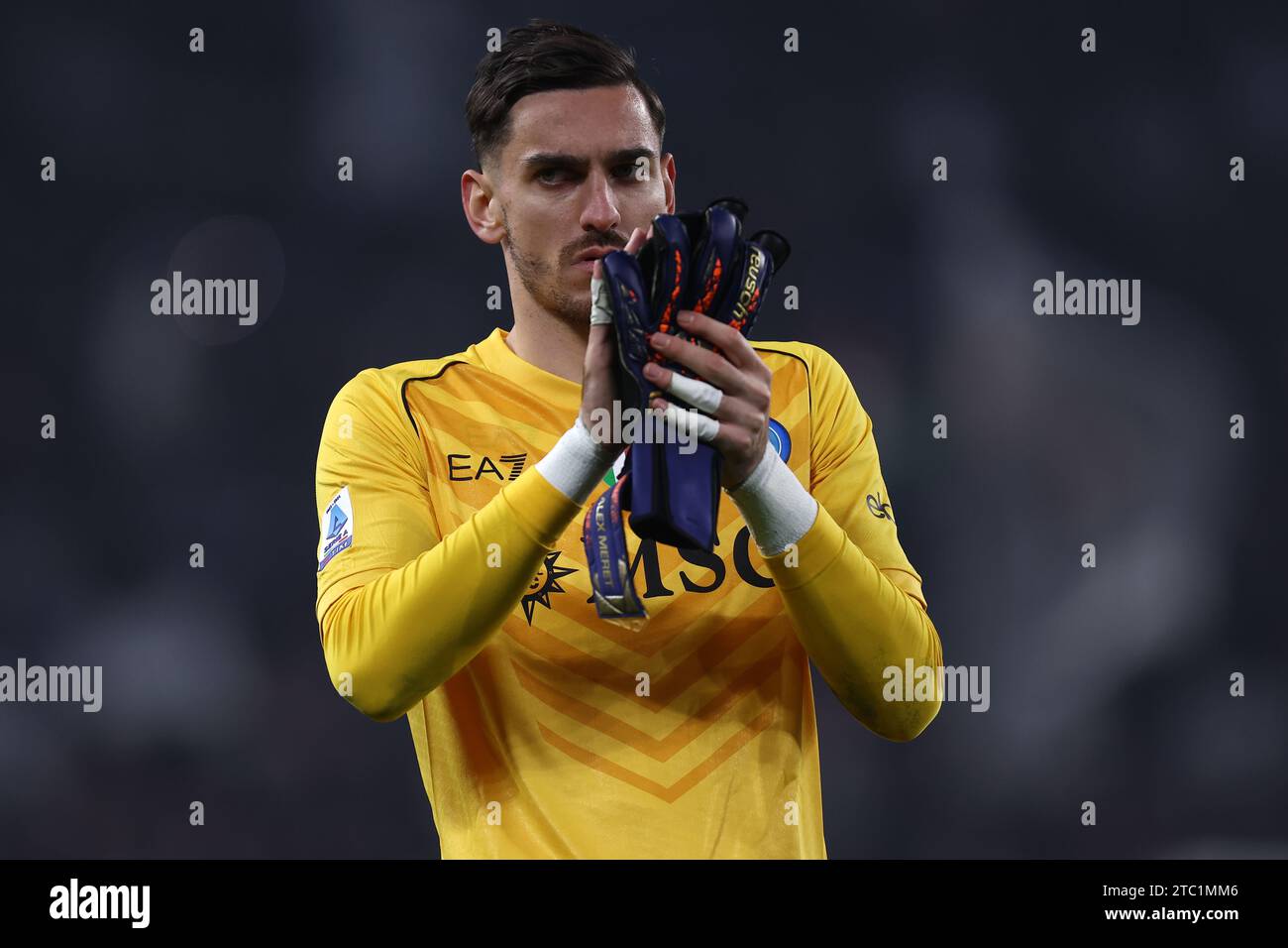 Alex Meret della SSC Napoli saluta i tifosi durante la partita di serie A tra Juventus FC e SSC Napoli allo stadio Allianz l'8 dicembre 2023 a Torino. Foto Stock