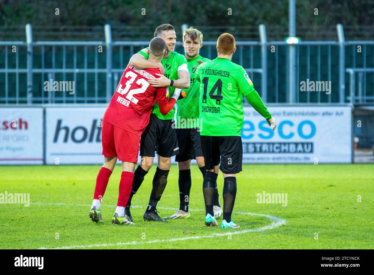 Rödinghausen, Deutschland 09. Dicembre 2023: Regionalliga West - 2023/2024 - SV Rödinghausen vs. 1 FC. Bocholt IM Bild: Torhueter Luis Weber (Rödinghausen) jubelt nach dem Schlusspfiff, mit deinen Mannschaftskollegen. Foto Stock