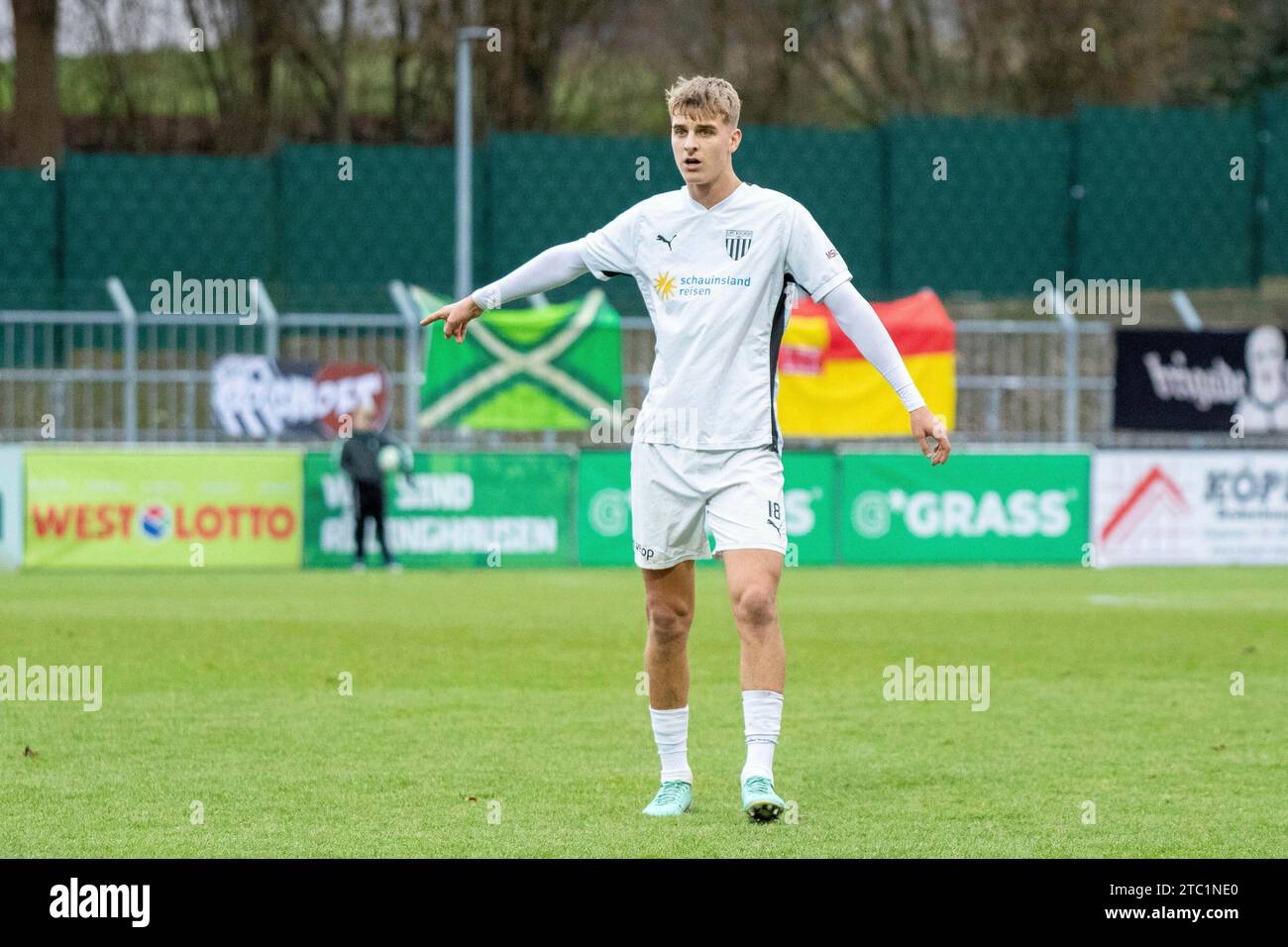 Rödinghausen, Deutschland 09. Dicembre 2023: Regionalliga West - 2023/2024 - SV Rödinghausen vs. 1 FC. Bocholt Im Bild: Haris Mesic (Bocholt) gestikuliert auf dem Spielfeld. Foto Stock