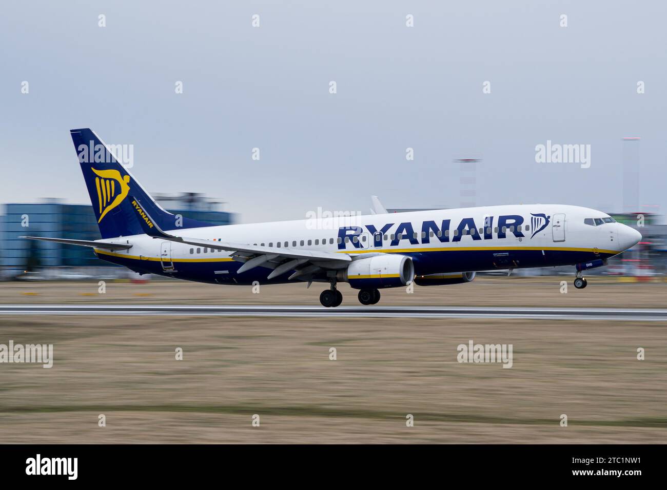 Ryanair Boeing 737-800 minuti prima dell'atterraggio all'aeroporto di Praga Foto Stock