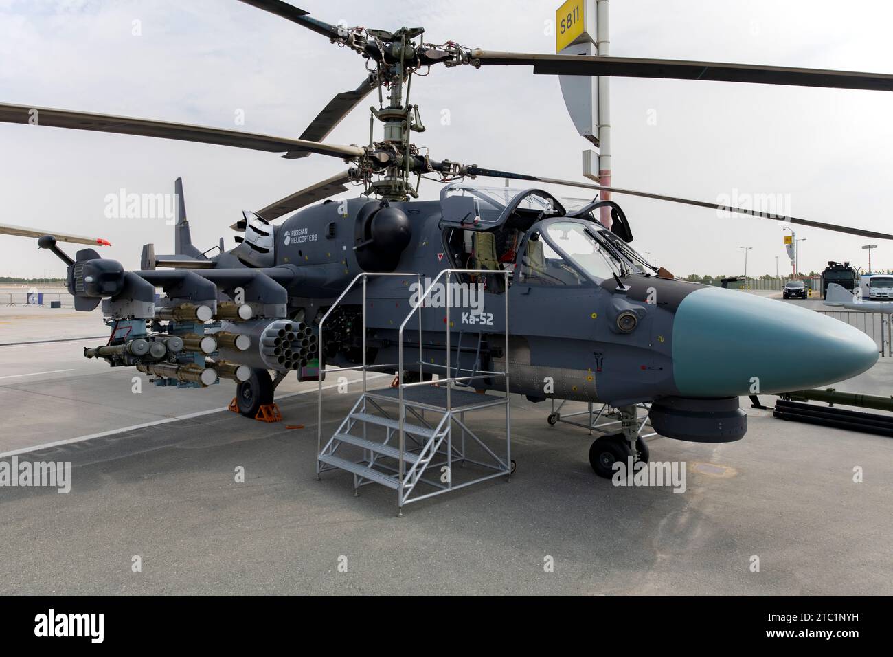 KA-52 elicottero con alligatore al Dubai Air Show 2023 a Dubai, Emirati Arabi Uniti Foto Stock
