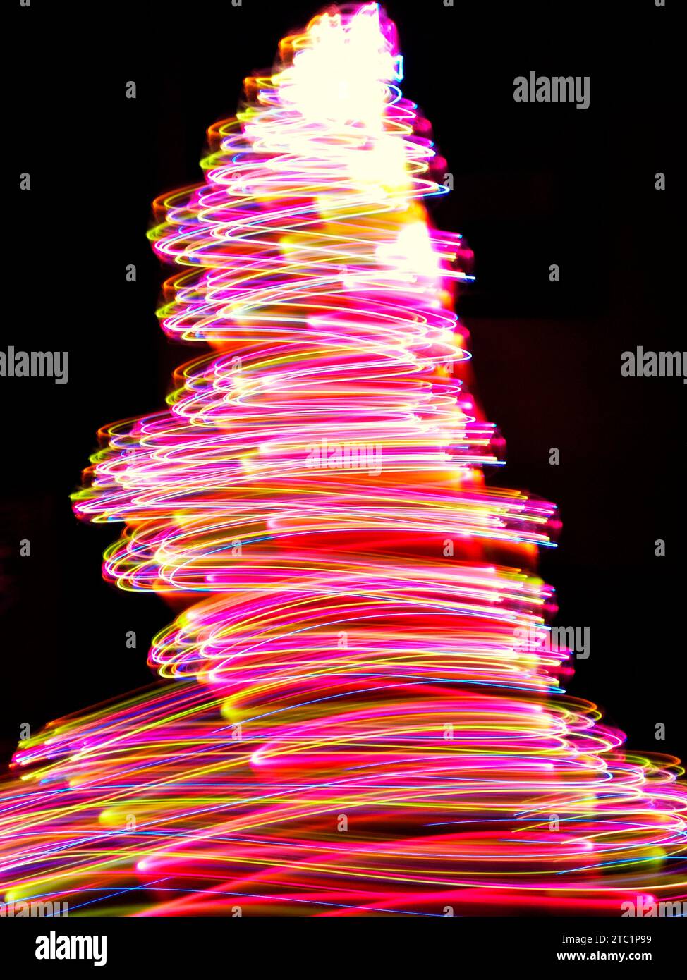 Lunghe tracce luminose di luce rosa, arancione, gialla e blu Foto Stock