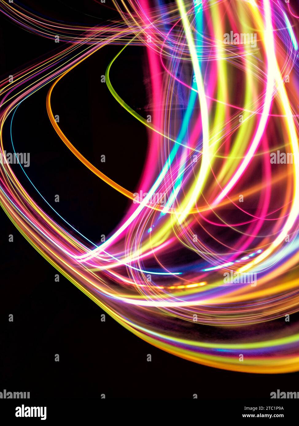 Lunghe tracce luminose di luce rosa, arancione, gialla e blu Foto Stock