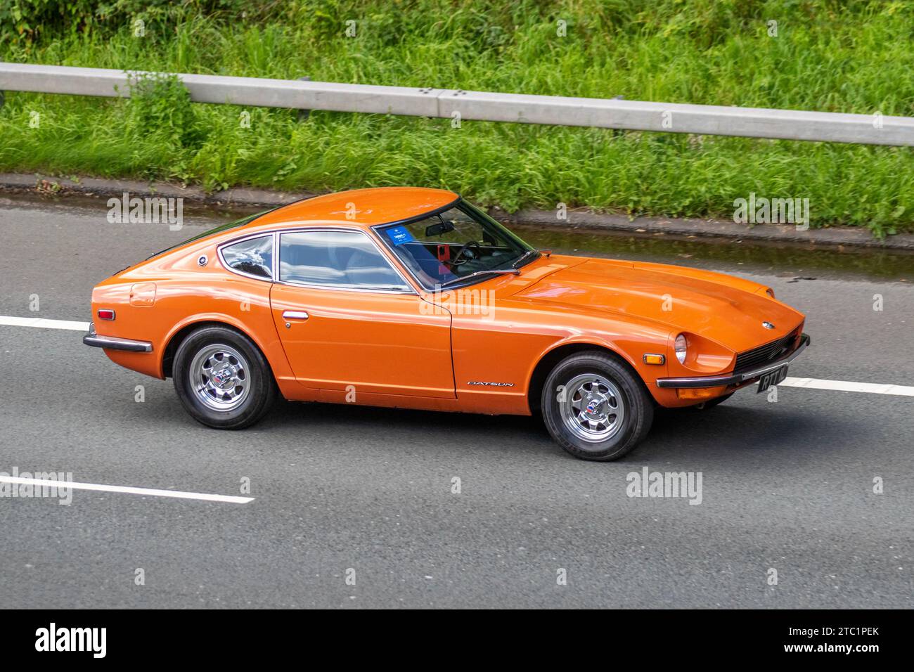 Anni '1973 70 anni '70 Orange Datsun 240Z; motori d'epoca restaurati, collezionisti di automobili appassionati di motori, auto storiche d'epoca che viaggiano nella Greater Manchester, Regno Unito Foto Stock