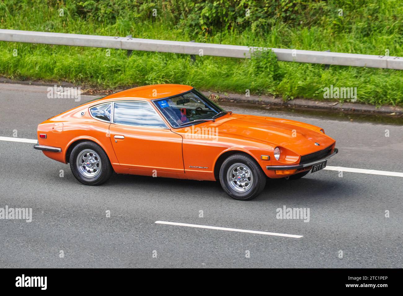 Anni '1973 70 anni '70 Orange Datsun 240Z; motori d'epoca restaurati, collezionisti di automobili appassionati di motori, auto storiche d'epoca che viaggiano nella Greater Manchester, Regno Unito Foto Stock