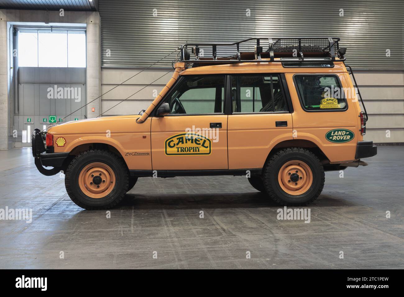 BILBAO, SPAGNA-11 NOVEMBRE 2023: Land Rover Discovery (prima generazione), Camel Trophy Foto Stock