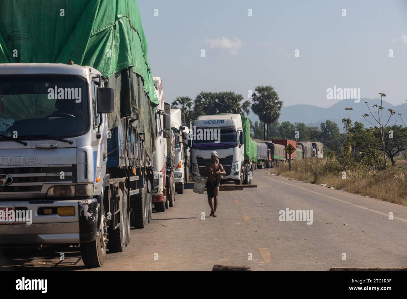 Kawkareik, Myanmar. 10 dicembre 2023. Più di un centinaio di camion sono rimasti intrappolati sulla strada principale del commercio Myanmar-Thai il 10 dicembre 2023. Dopo la battaglia tra i gruppi militari e insorti del Myanmar vicino alla municipalità di Kawkareik, Stato Karen, centinaia di camion e almeno 200 conducenti e membri della famiglia sono stati intrappolati dal 1° dicembre 2023. Credito: SOPA Images Limited/Alamy Live News Foto Stock