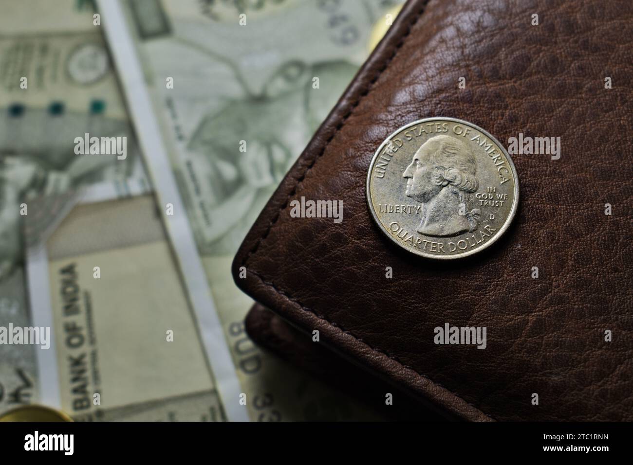 Il dollaro USA è impilato sotto la mappa geografica degli Stati Uniti con portafoglio Foto Stock