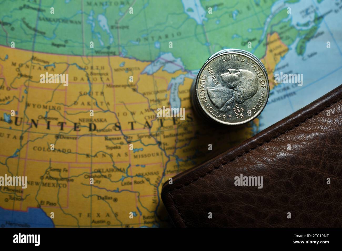 Il dollaro USA è impilato sotto la mappa geografica degli Stati Uniti con portafoglio Foto Stock