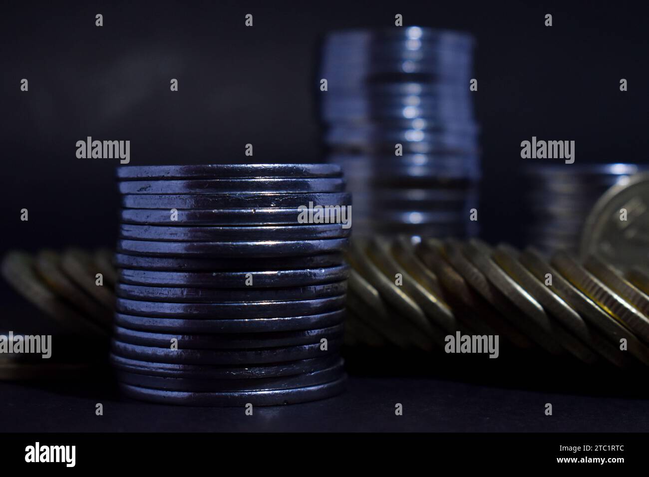 Le monete in valuta indiana sono impilate su uno sfondo isolato Foto Stock
