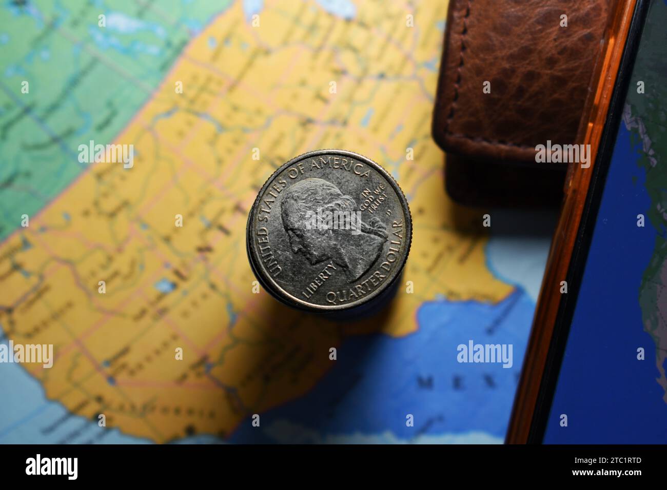 Il dollaro USA è impilato sotto la mappa geografica degli Stati Uniti con portafoglio Foto Stock