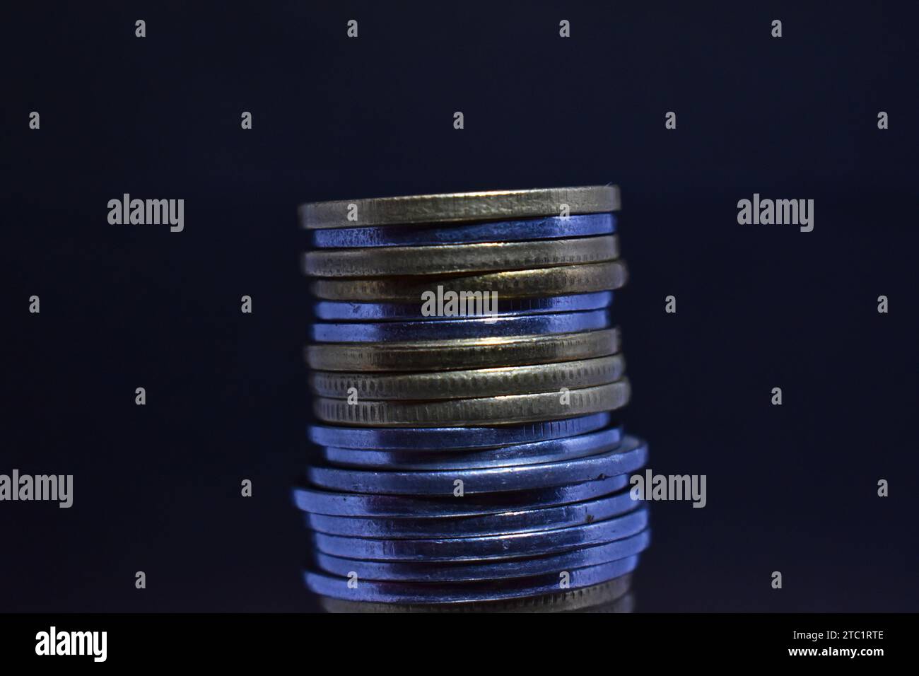Le monete in valuta indiana sono impilate su uno sfondo isolato Foto Stock