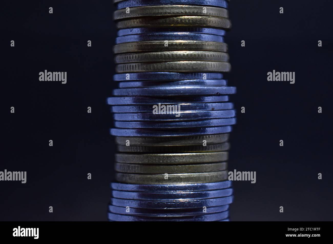 Le monete in valuta indiana sono impilate su uno sfondo isolato Foto Stock