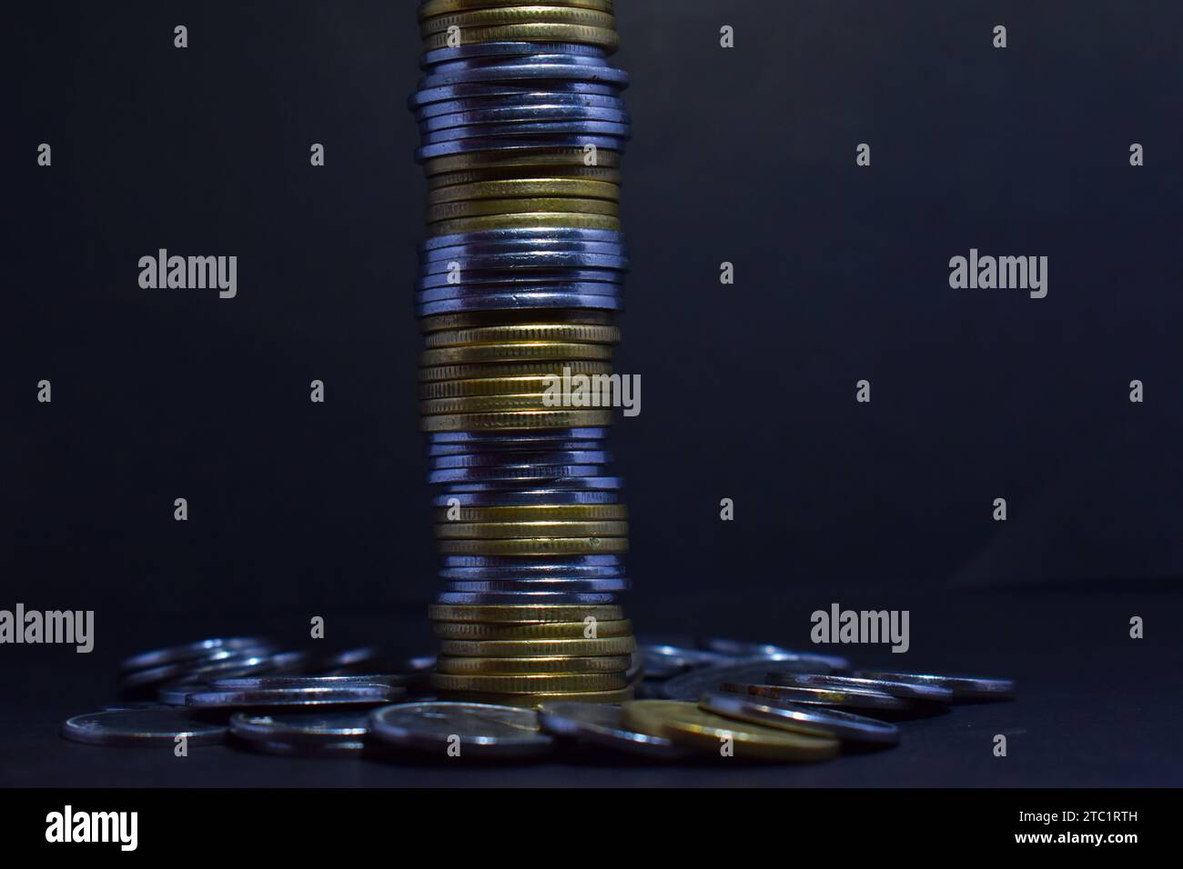 Le monete in valuta indiana sono impilate su uno sfondo isolato Foto Stock