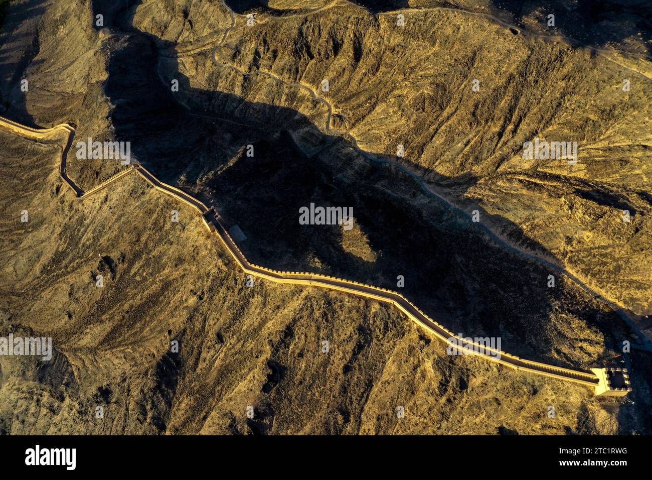 (231210) -- LANZHOU, 10 dicembre 2023 (Xinhua) -- questa foto aerea scattata il 15 luglio 2023 mostra una parte della grande Muraglia nella città di Jiayuguan, nella provincia del Gansu della Cina nordoccidentale. La provincia di Gansu ospita diverse sezioni della grande Muraglia che si estendono per 3.654 chilometri di lunghezza. Il corridoio di Hexi, una parte critica dell'antica via della seta che si snoda attraverso il sud della provincia, vanta più di 1.400 chilometri del muro costruito durante la dinastia Han (202 a.C.-220 d.C.) e oltre 1.200 chilometri eretti durante la dinastia Ming (1368-1644). Gansu è quindi soprannominato "un museo all'aperto della grande Muraglia". (XI Foto Stock