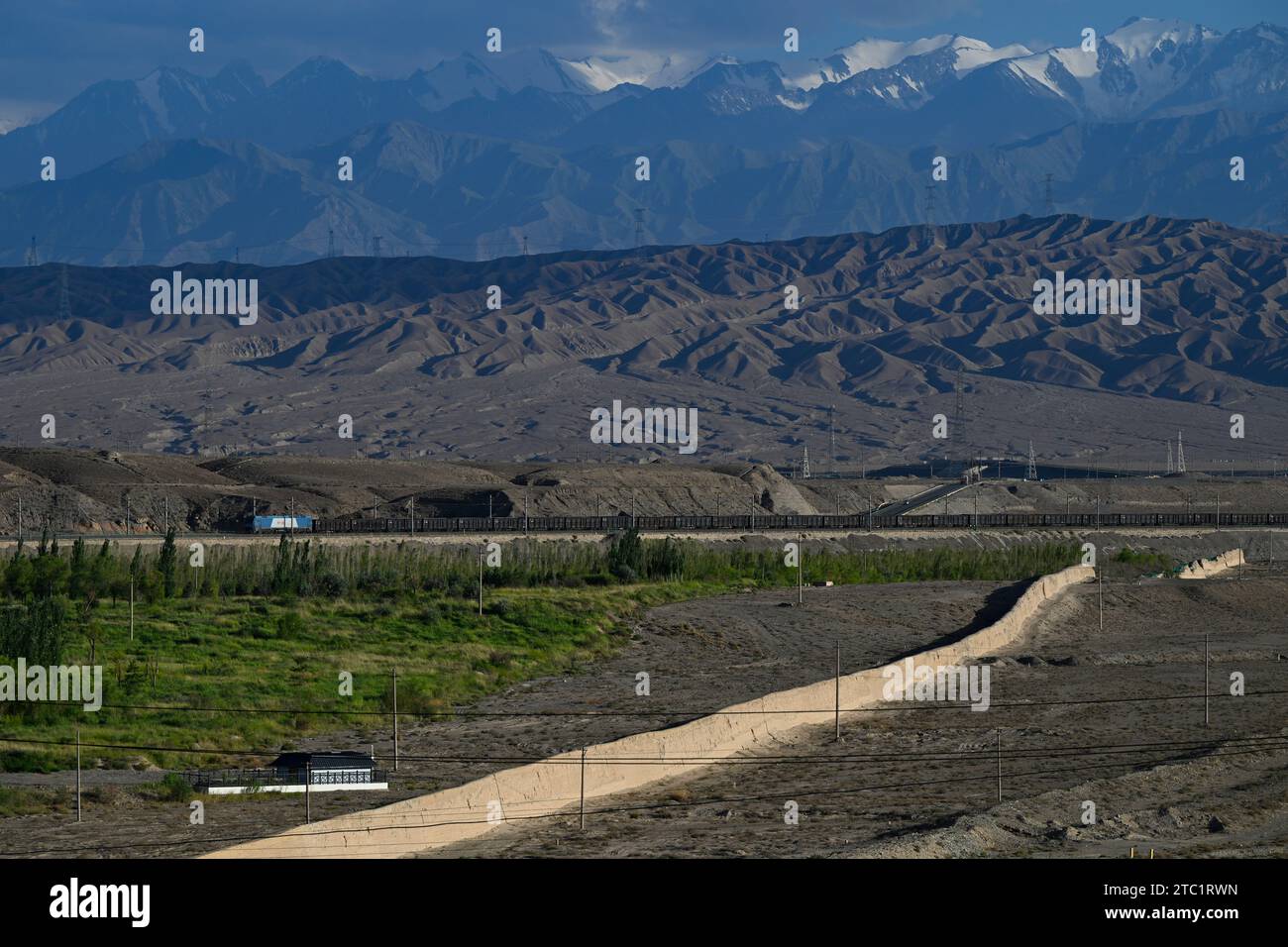 (231210) -- LANZHOU, 10 dicembre 2023 (Xinhua) -- questa foto scattata il 14 luglio 2023 mostra una parte della grande Muraglia a sud del passo Jiayu nella città di Jiayuguan, nella provincia del Gansu della Cina nordoccidentale. La provincia di Gansu ospita diverse sezioni della grande Muraglia che si estendono per 3.654 chilometri di lunghezza. Il corridoio di Hexi, una parte critica dell'antica via della seta che si snoda attraverso il sud della provincia, vanta più di 1.400 chilometri del muro costruito durante la dinastia Han (202 a.C.-220 d.C.) e oltre 1.200 chilometri eretti durante la dinastia Ming (1368-1644). Gansu è quindi soprannominato 'un museo all'aperto Foto Stock