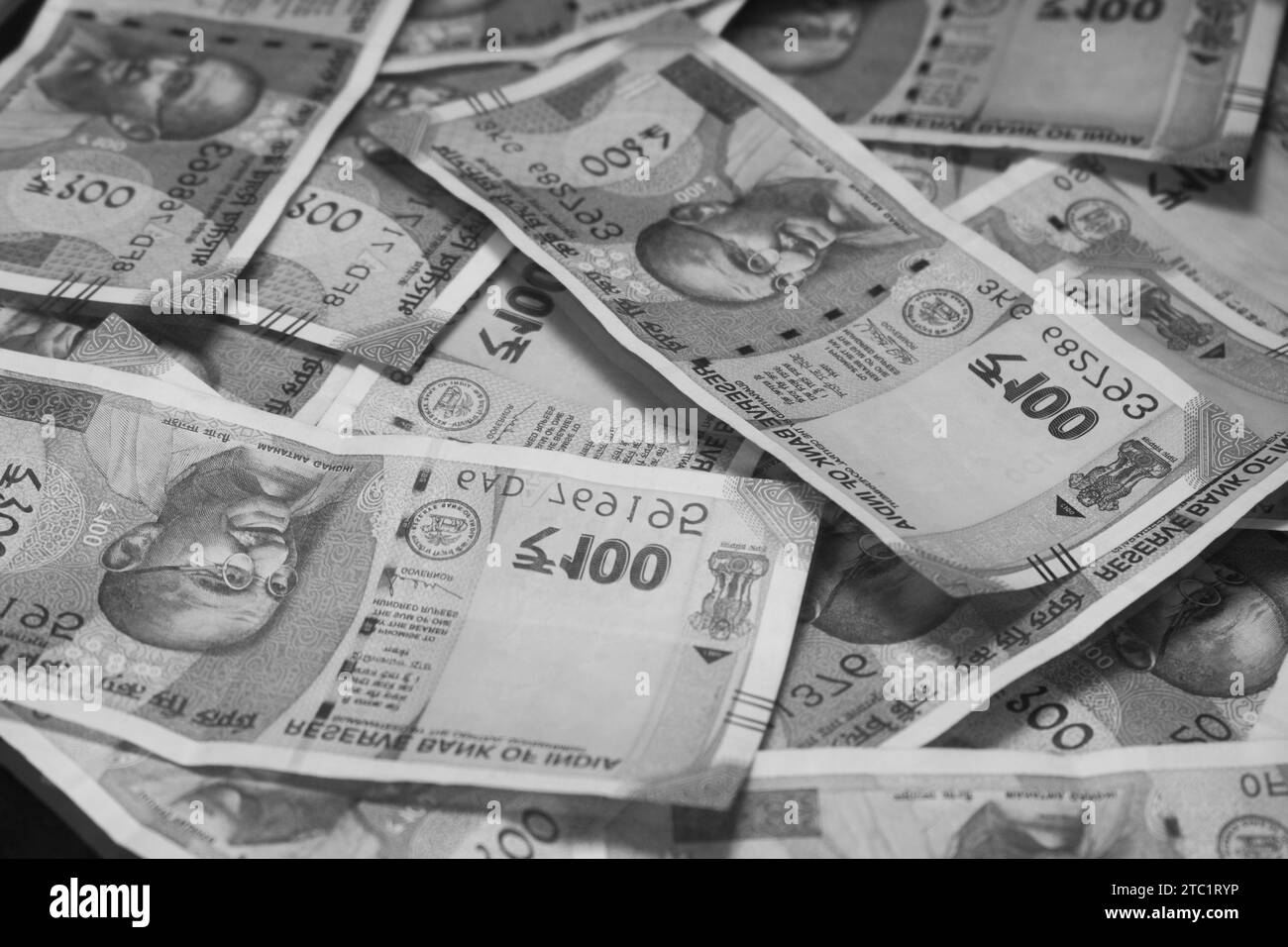 Mahatma Gandhi in cento rupie in valuta indiana. Sfondi monetari e sfondi, trading, monetizzazione, finanza, investimenti e concetti aziendali Foto Stock