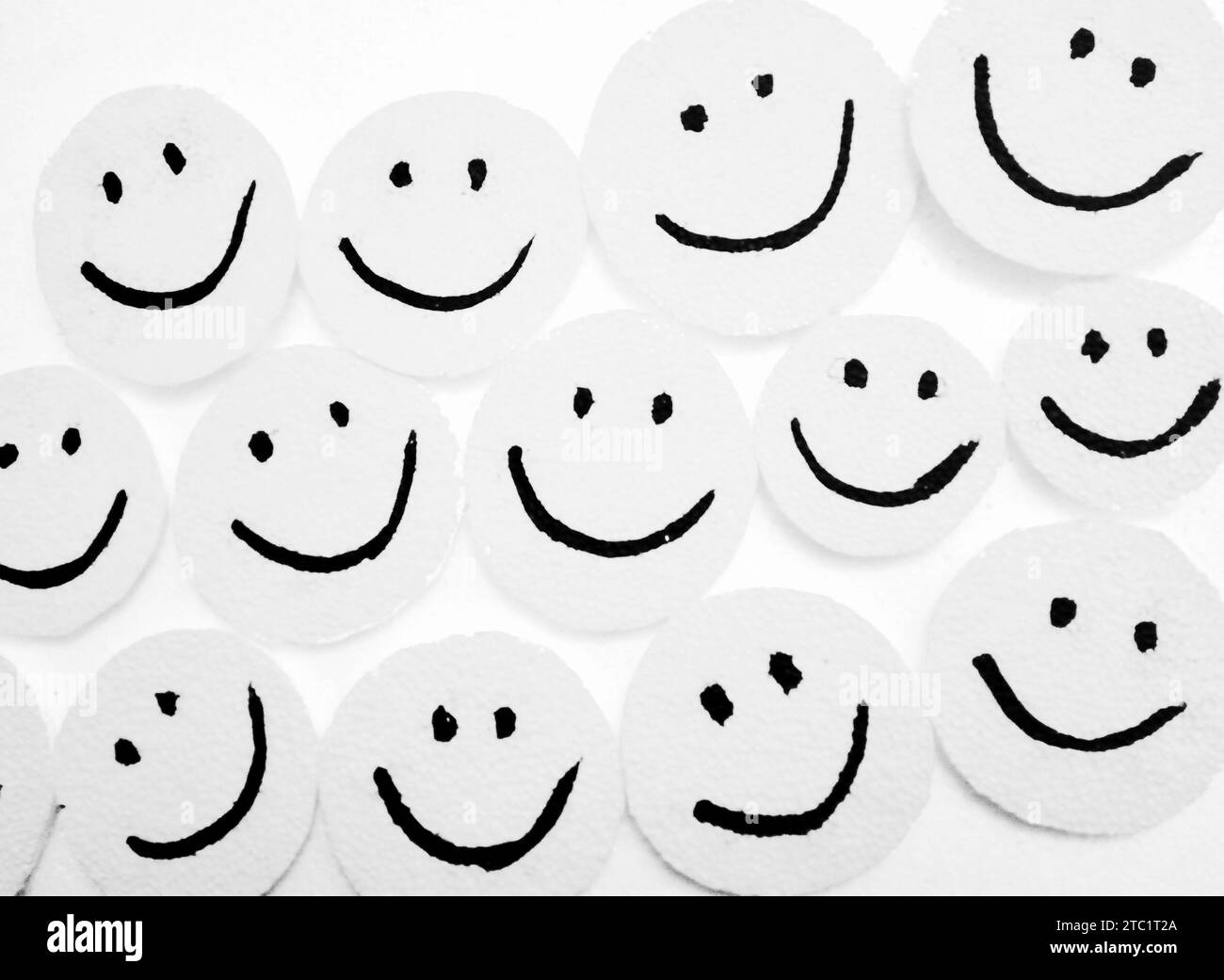 Icone facciali sorridenti realizzate su sfondo bianco. Felice, gioia, sorridente, vibrazioni positive, insieme, fellowship, amore e gruppo di concetti di persone felici Foto Stock