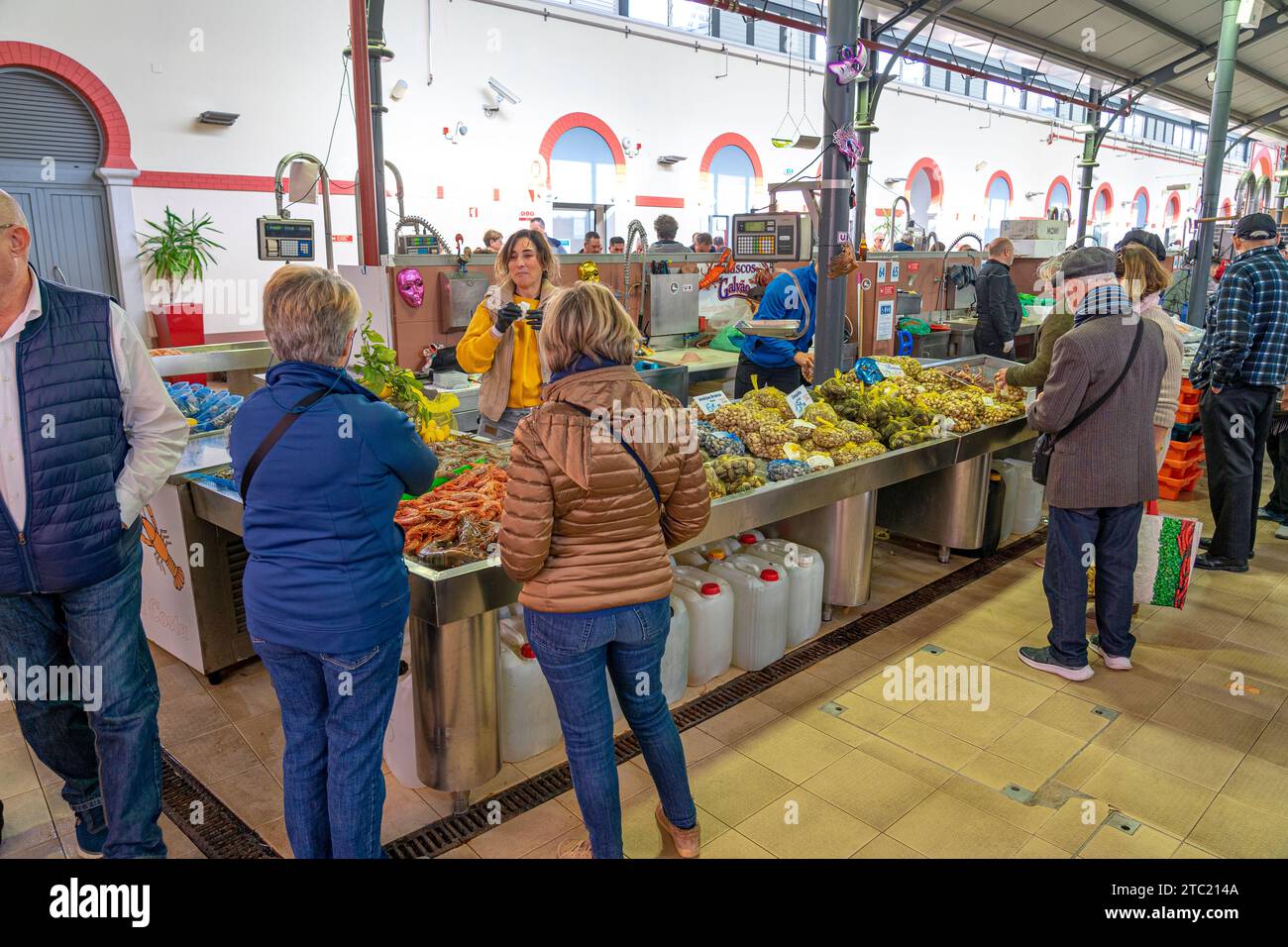 Interno del mercato municipale di Loulé nella regione dell'Algarve durante il pomeriggio con clienti e venditori.loule-algarve-portugal.12-12-2023 Foto Stock