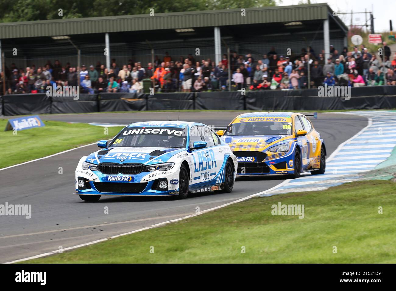 24 Jake Hill MB Motorsport con laser Tools BMW 330i e 116 Ash Sutton Napa Racing Ford Focus combattono per la vittoria in gara Foto Stock