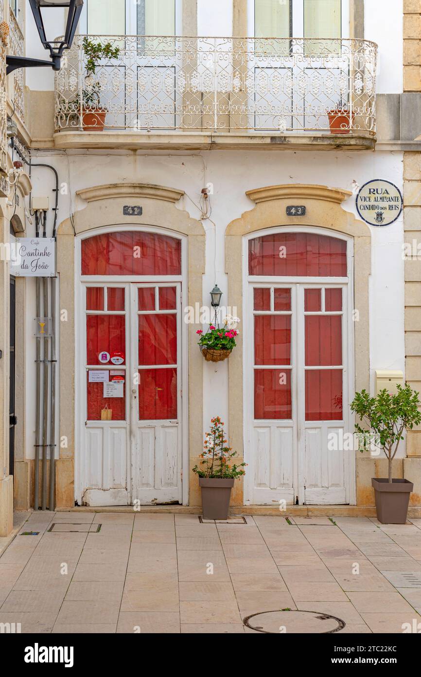 porta d'ingresso AL CAFÉ DO João, Rua Vice Almirante Candido dos Reis, città di Loulé nella regione dell'Algarve Foto Stock
