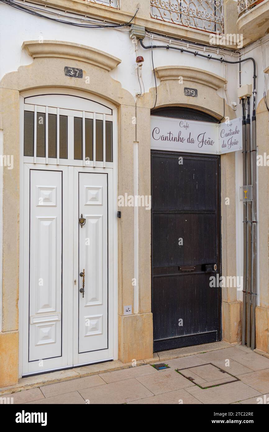 porta d'ingresso AL CAFÉ DO João, Rua Vice Almirante Candido dos Reis, città di Loulé nella regione dell'Algarve Foto Stock