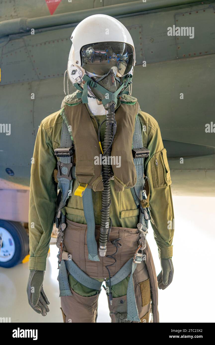 Busto fittizio artificiale di un pilota aviatore con uniforme anti-G presente al museo dell'aria di Sintra. Foto Stock