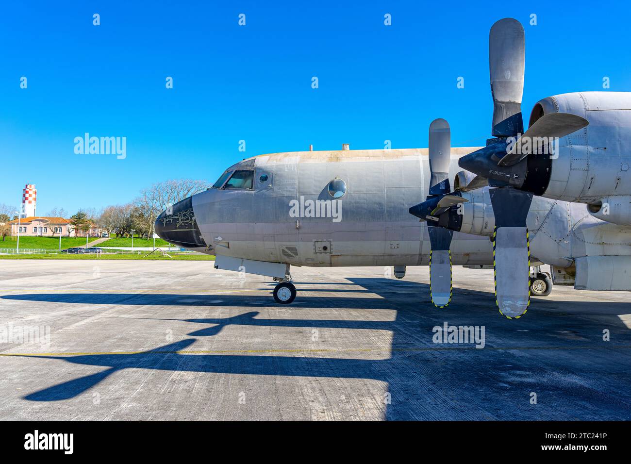 Aereo a elica a 4 motori sulla pista della base aerea N1 a Pero Pinheiro Foto Stock