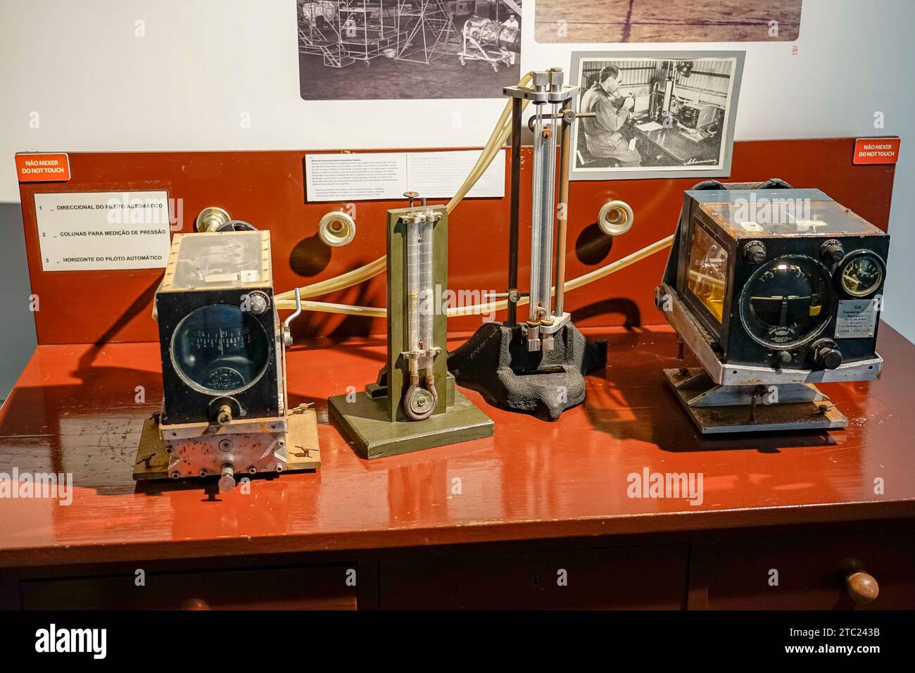 Tavolo con oggetti antichi esposti DAL PILOTA AUTOMATICO. DUE COLONNE PER LA MISURAZIONE DELLA PRESSIONE 3 AUTOPILOTA ORIZZONTE Foto Stock